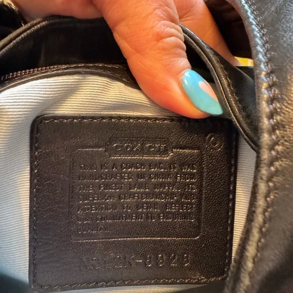 Elegant Black Leather Shoulder Bag - Picture 7 of 9